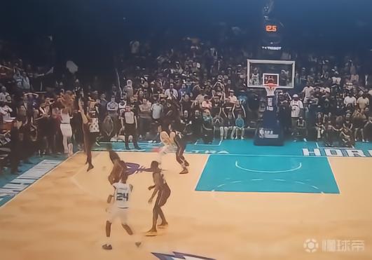 神仙球，科比-怀特接球后仰三分命中助黄蜂追平热火